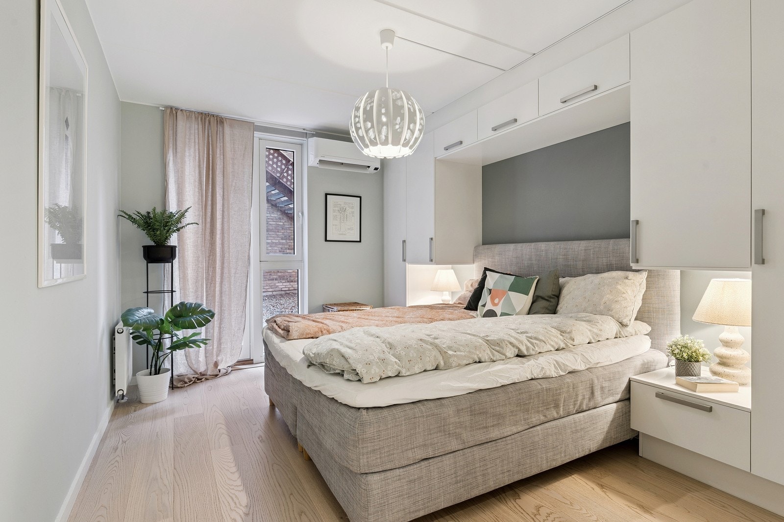 Hovedsoverom med god plass til oppbevaring Galleribilde