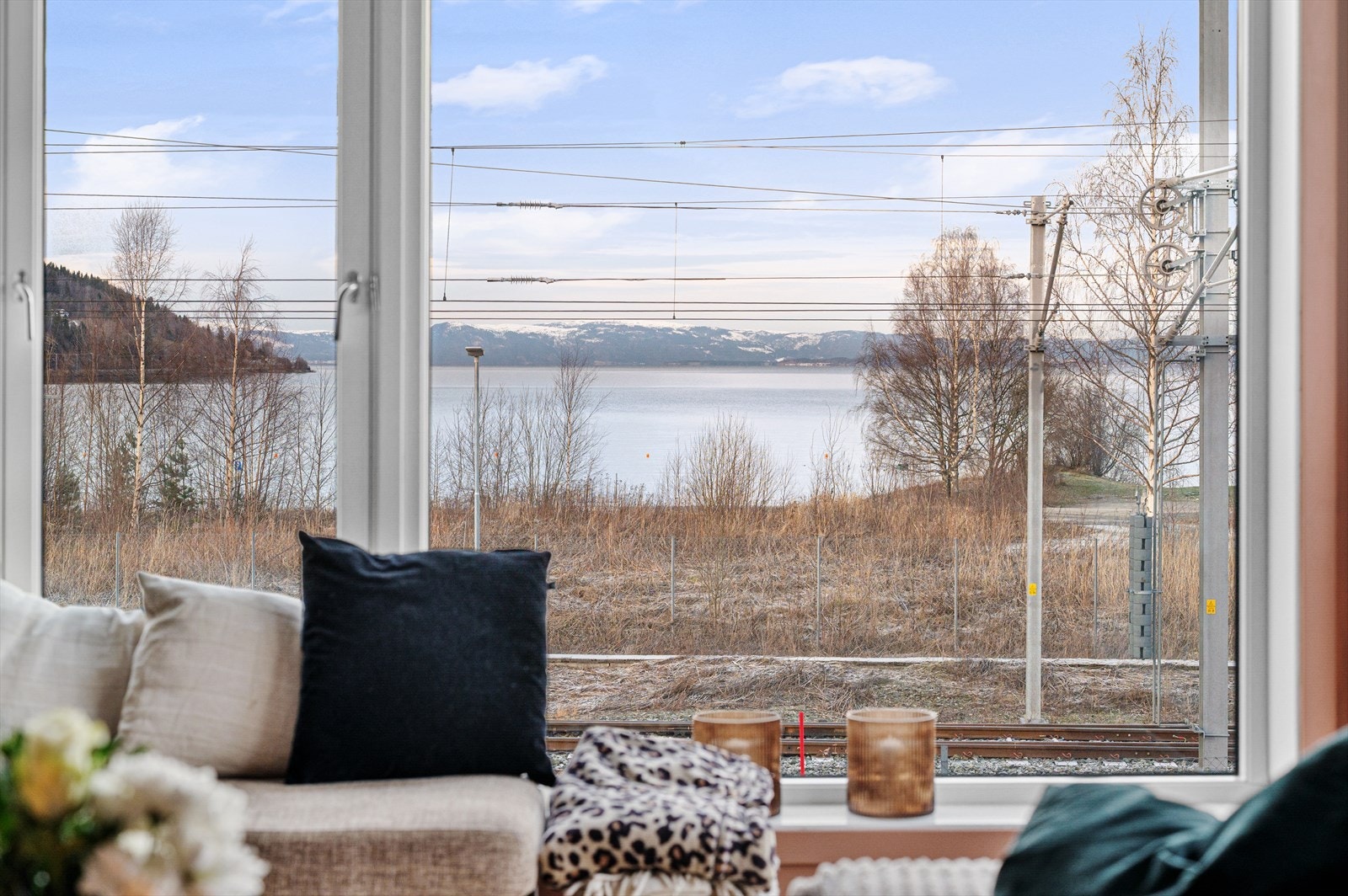 Fra stuen får man flott utsikt ut mot Trondheimsfjorden. Galleribilde