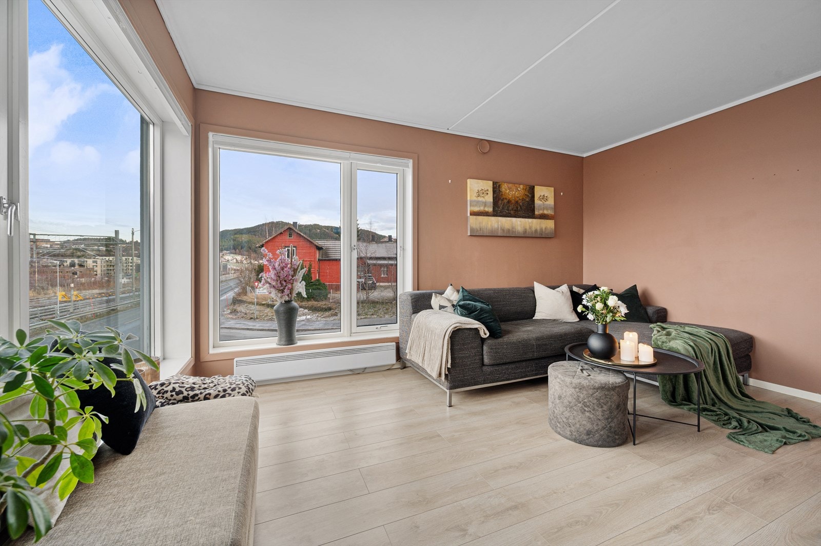 Leiligheten har et romslig stue-/kjøkkenareal på hele 29 kvm. som gir gode møbleringsmuligheter Galleribilde