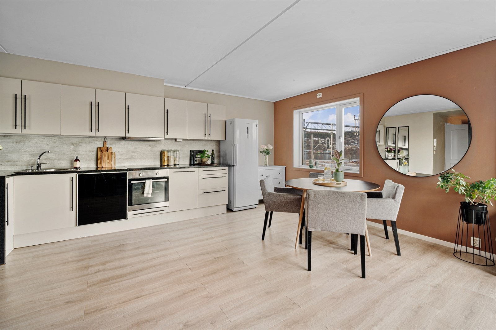 Leiligheten har egen parkeringsplass i garasje og kjellerbod på 5m2. Galleribilde