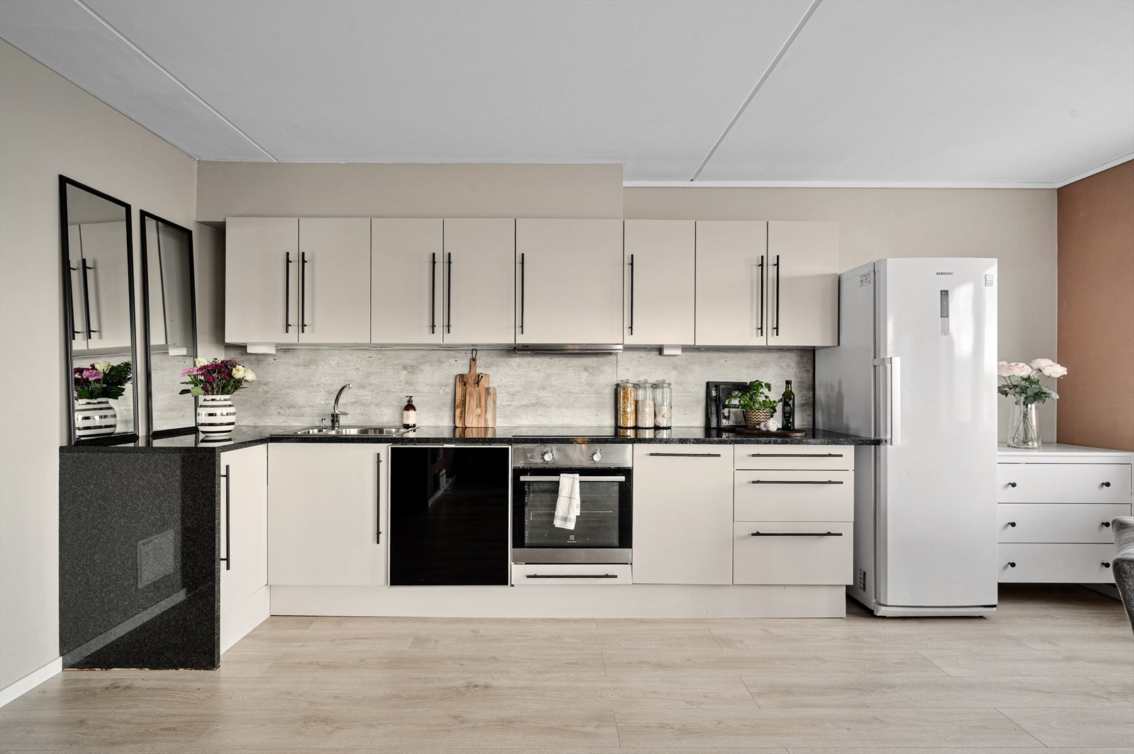 Det er lagt nytt gulv på stuen og kjøkkenet. Galleribilde