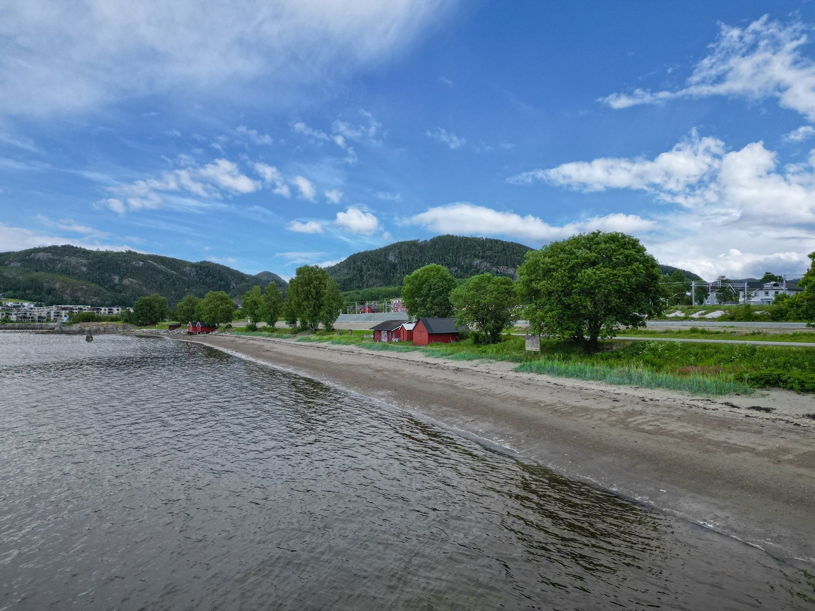 Nærområdet: Stasjonsfjæra som er et populært for både bading og turmuligheter Galleribilde