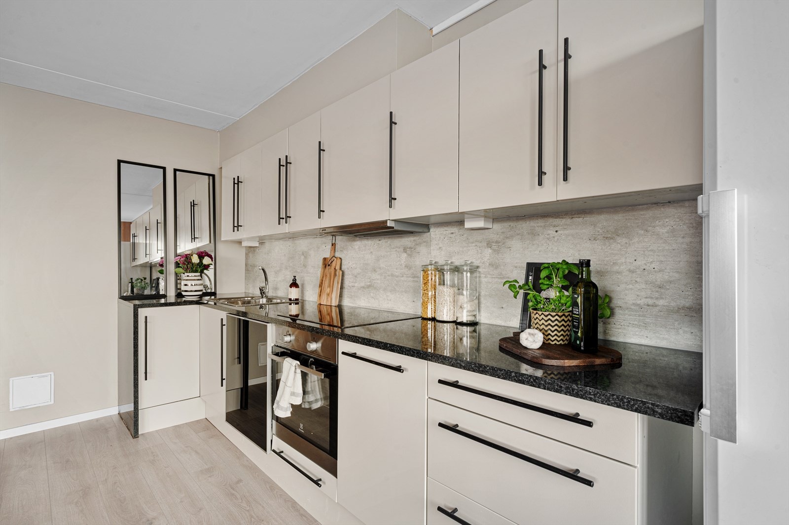 Kjøkkenet har godt med skap- og benkeplass med både over- og underskap Galleribilde