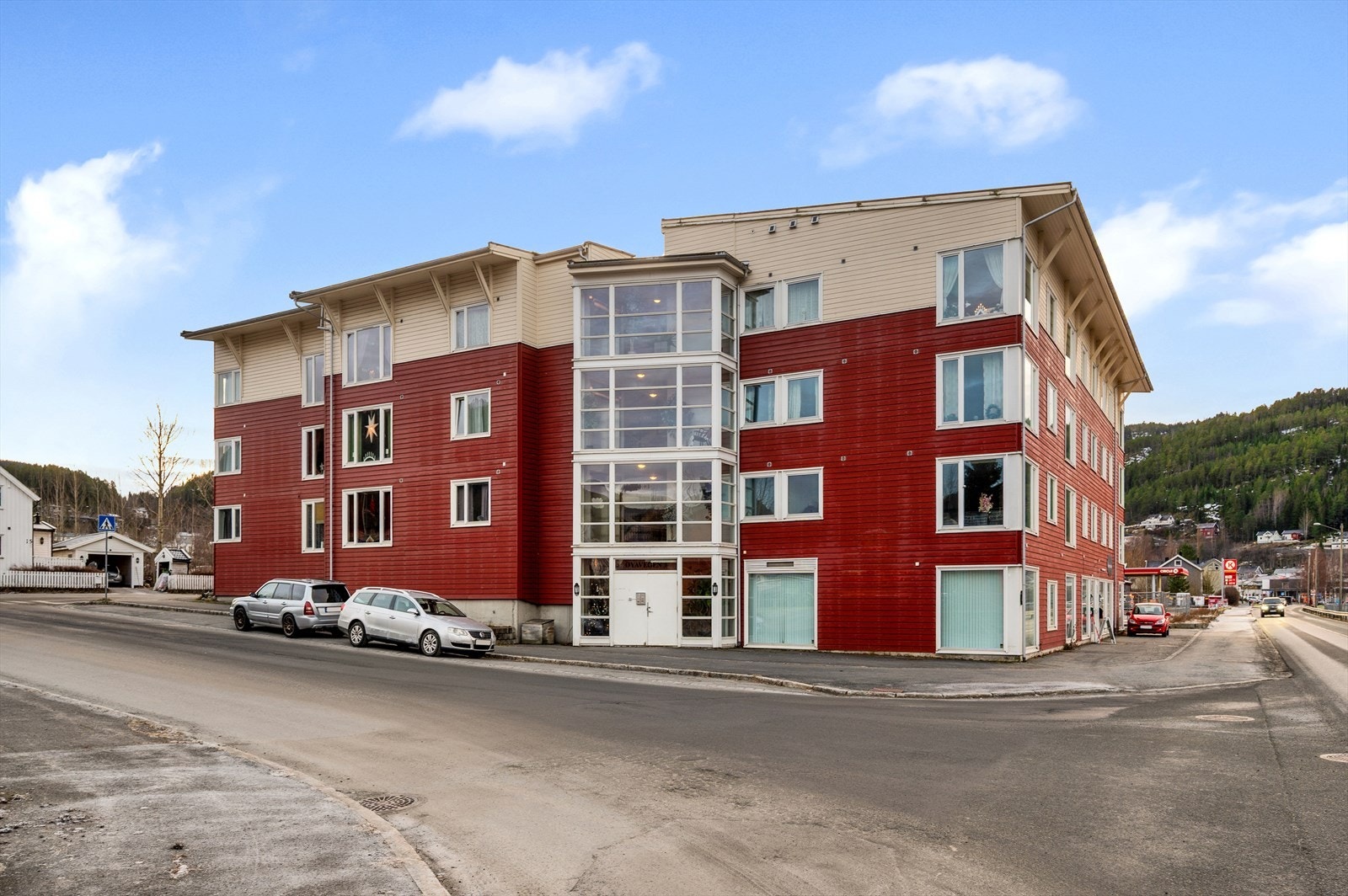 Leiligheten ligger fint til i byggets andre etasje, på hjørnet over Selbu Sparebank Galleribilde