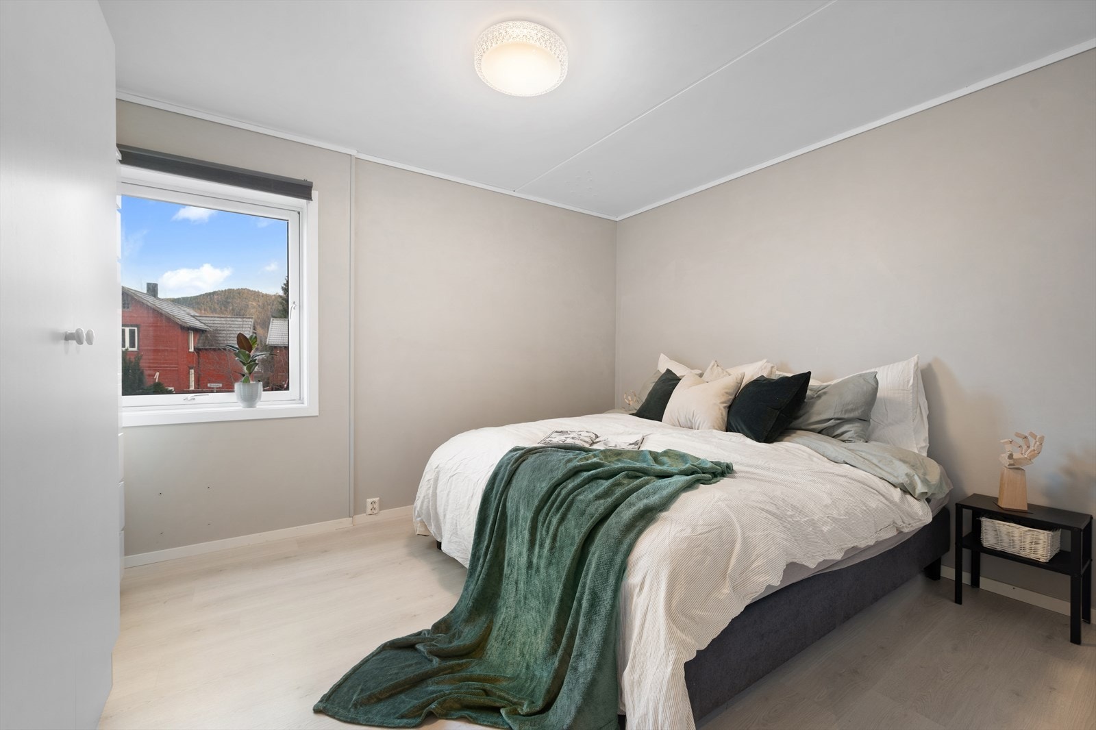 Hovedsoverommet er av god størrelse med god plass til dobbeltseng og garderobeskap Galleribilde