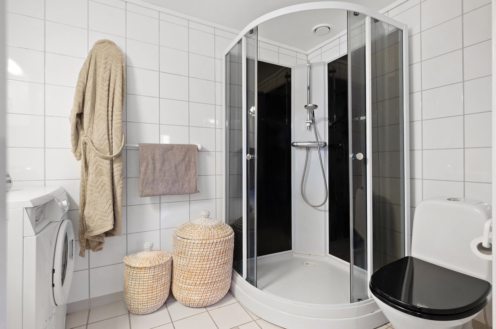 Innredning med servant, gulvmontert toalett og dusjkabinett Galleribilde