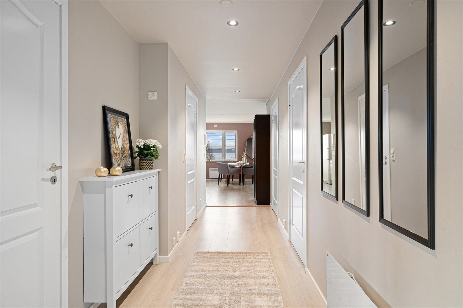 Innbydende inngangsparti som er pusset opp i nyere tid. Galleribilde