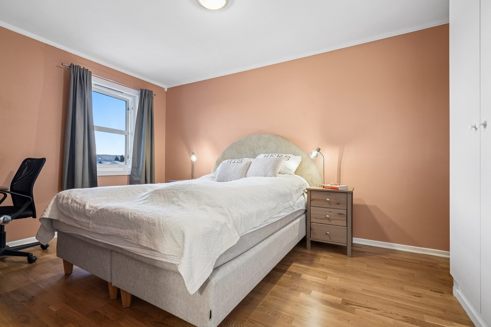 Soverommet er malt i en lun fargetone og byr på god plass til dobbeltseng Galleribilde