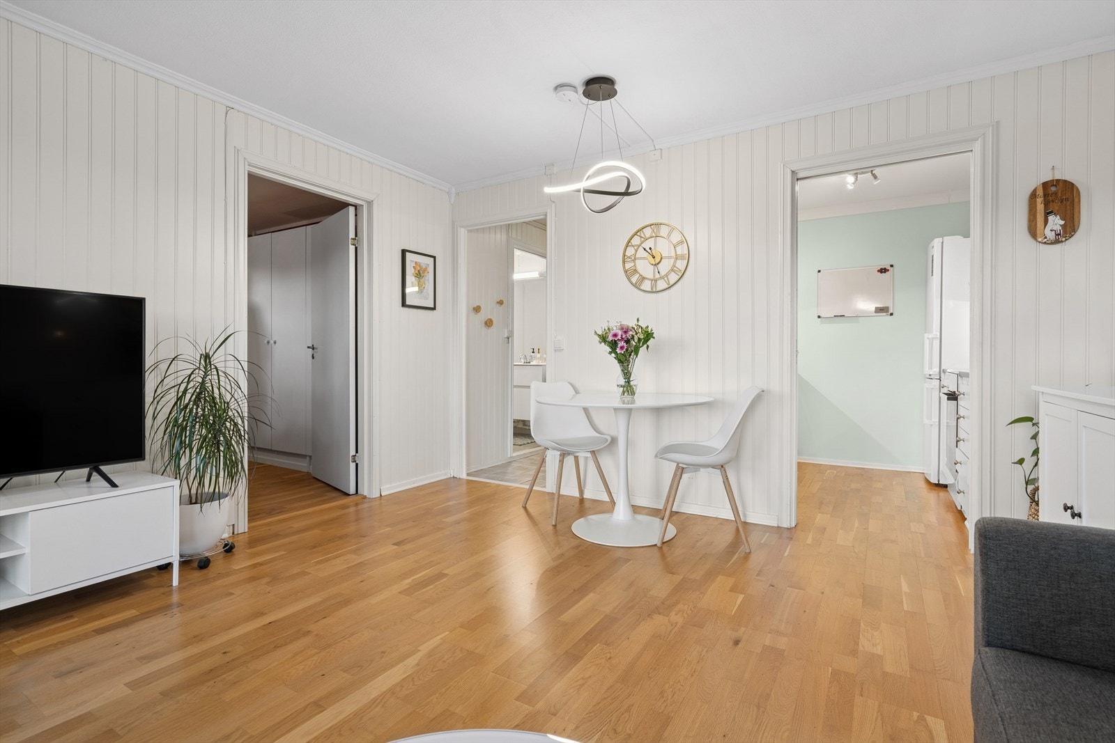 Ved inngangen til kjøkkenet får en fint plass til et mindre spisebord og det er klargjort for taklampe over (lampe medfølger ikke) Galleribilde