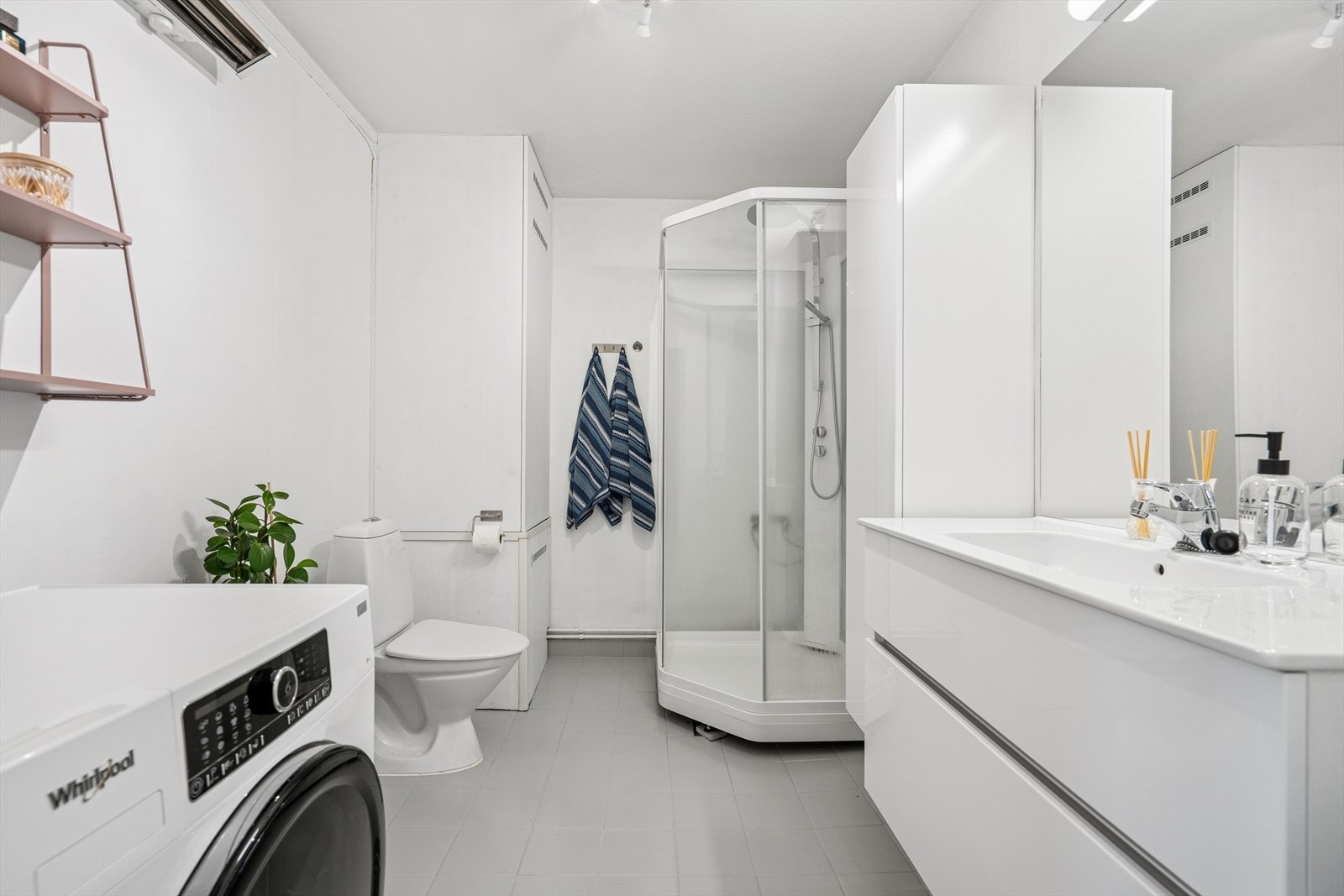 Badet er utstyrt med toalett, duskkabinett (fra 2021), baderomsinnredning og opplegg for vaskemaskin Galleribilde