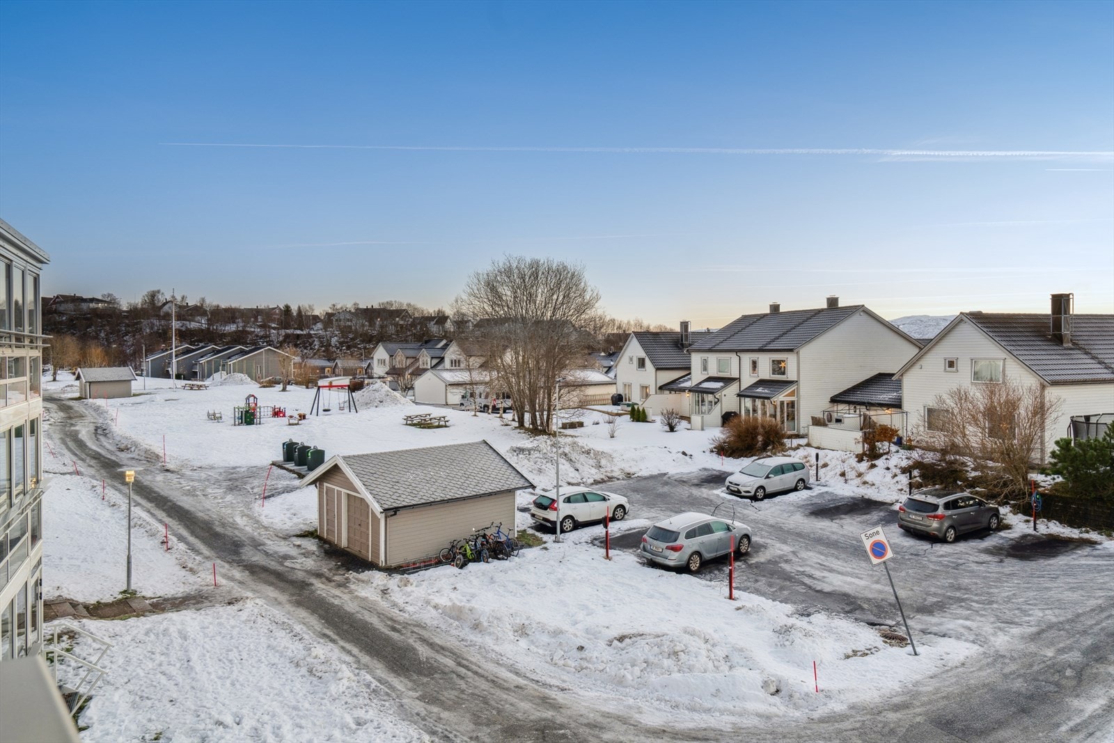 Like utenfor finner du lekeplass, grøntarealer og parkeringsplasser Galleribilde