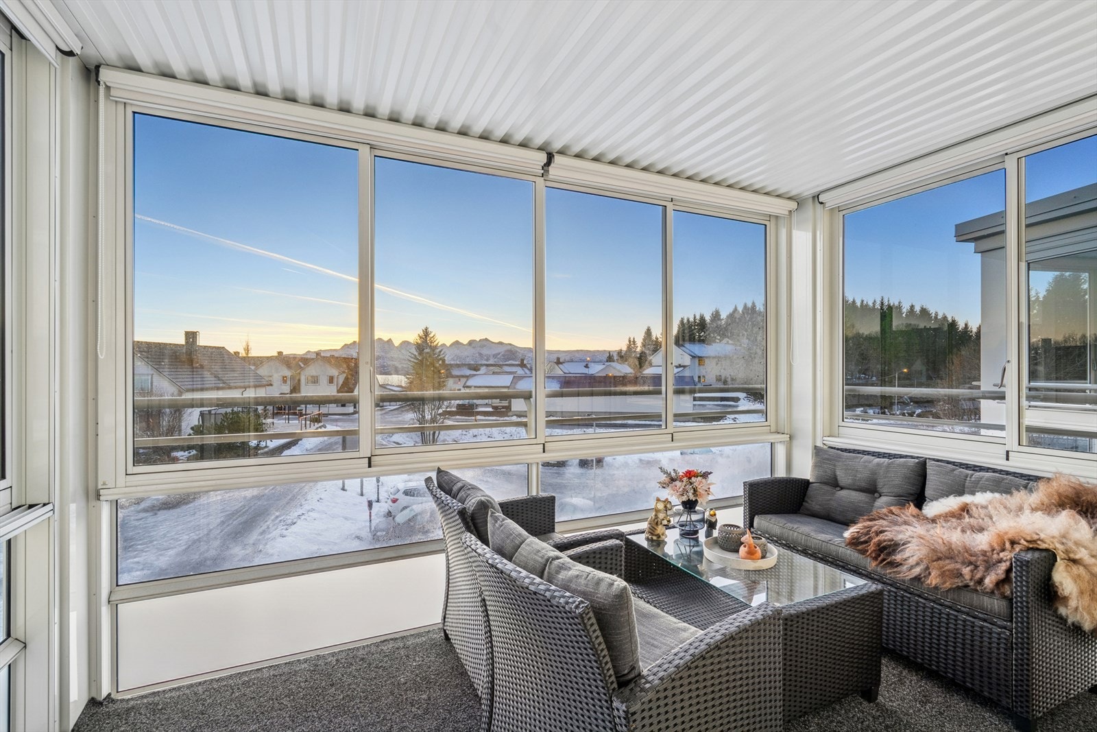 DNB Eiendom v/Bjørn Harald Sandvik presenterer en fin 2-roms i Lifoten borettslag med innglasset balkong m/utsikt over Børvasstindan! Galleribilde