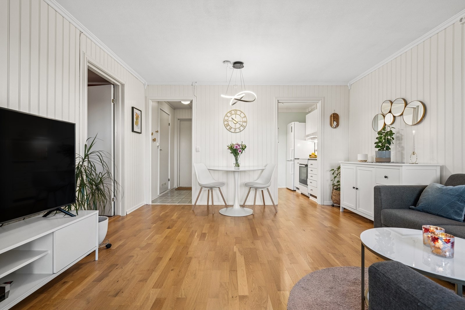 Stuen er utført med et pent gulv og har for øvrig lysmalte overflater Galleribilde