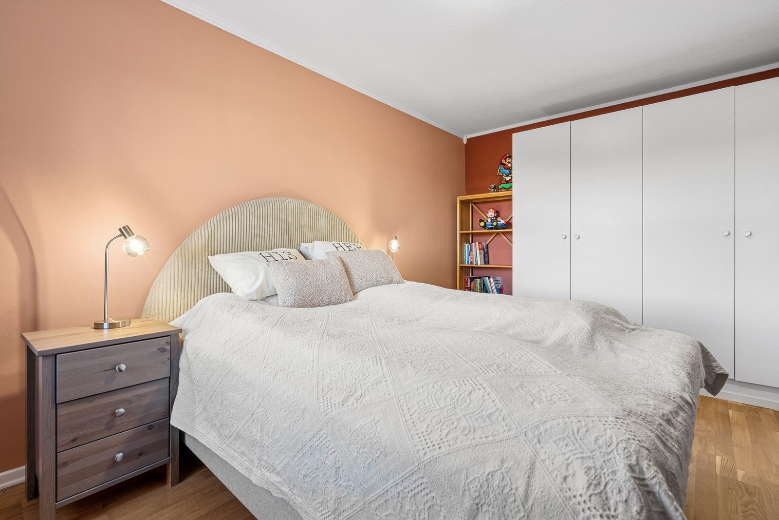 De to doble garderobeskapene sørger for at du har mer enn nok oppbevaringsplass Galleribilde