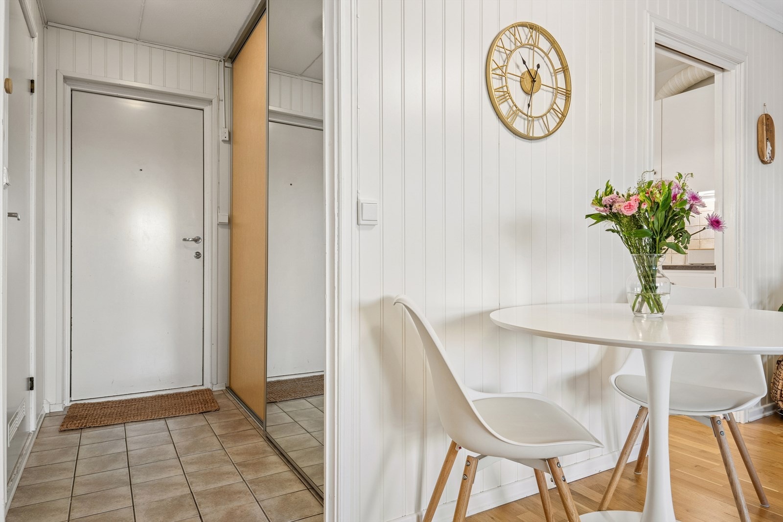 Du ønskes velkommen inn i en praktisk entrè utstyrt med skyvedørsgarderobe Galleribilde