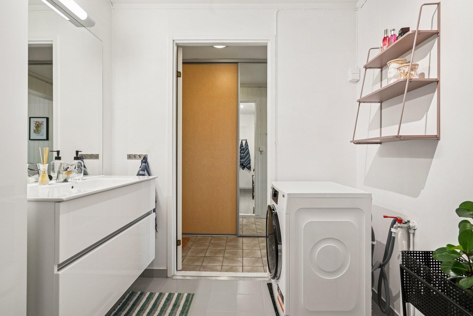 Badet er utført med malte fliser på gulvet og malerstrie på veggene - Oppvarming med stråleovn på vegg Galleribilde