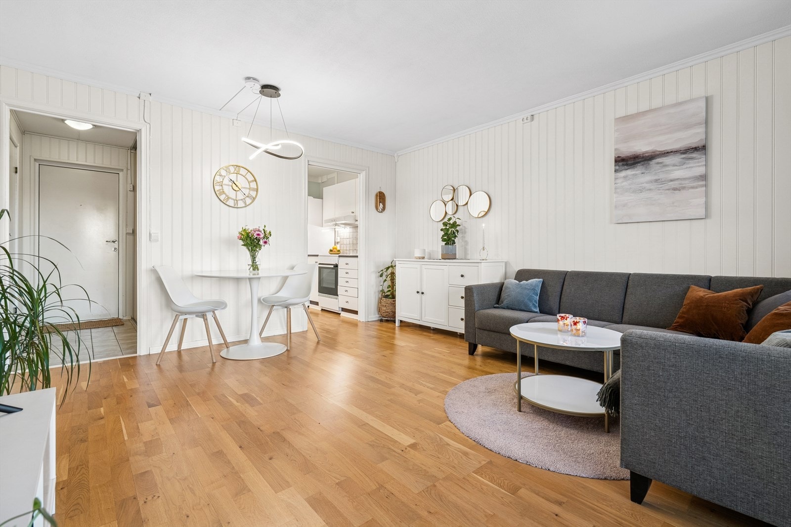 Rommet har en møbleringsvennlig utforming som gir plass til både sofakrok og spisebord Galleribilde