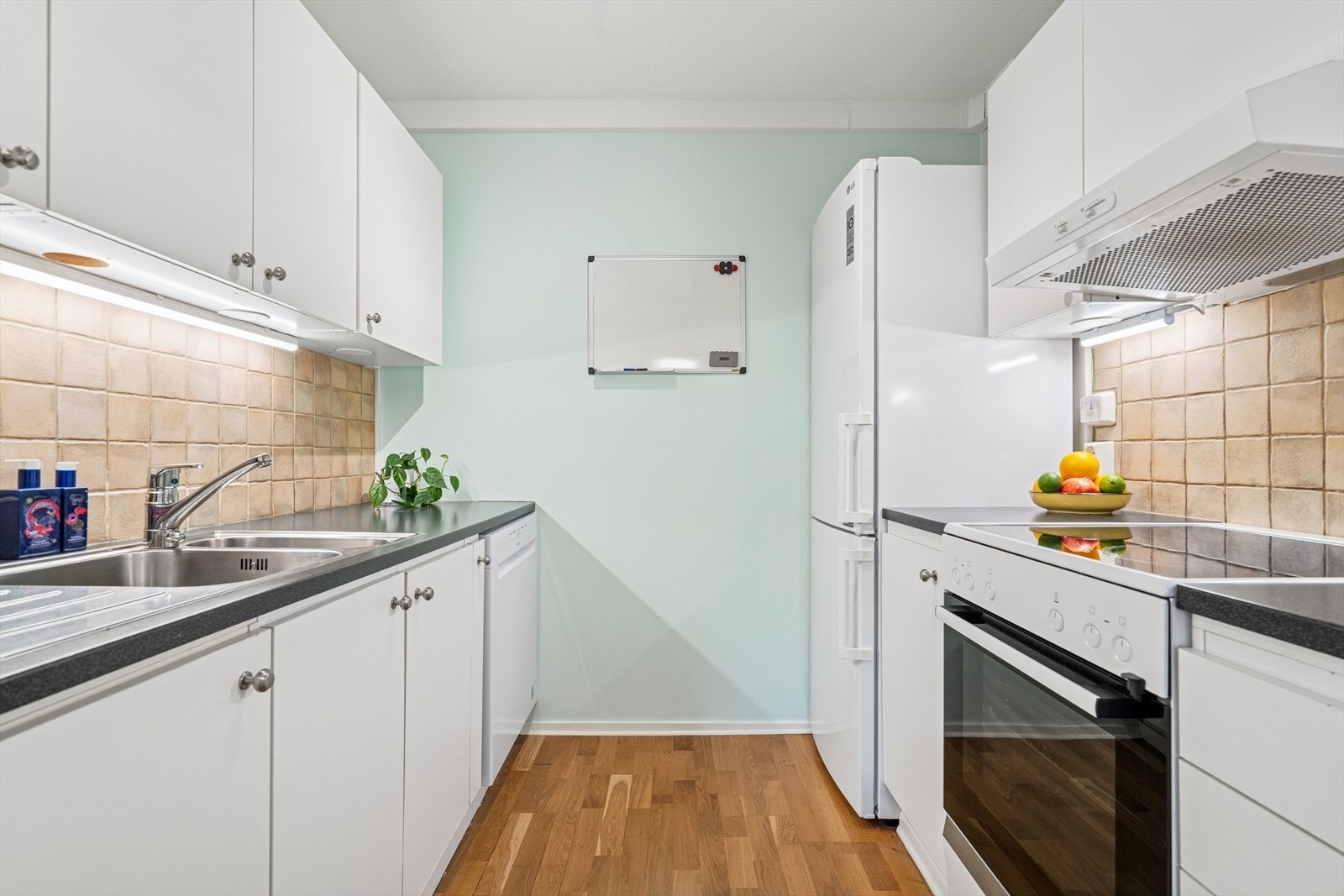 Godt utbygget med skap- benkeplass tatt i betraktning av leilighetens størrelse Galleribilde