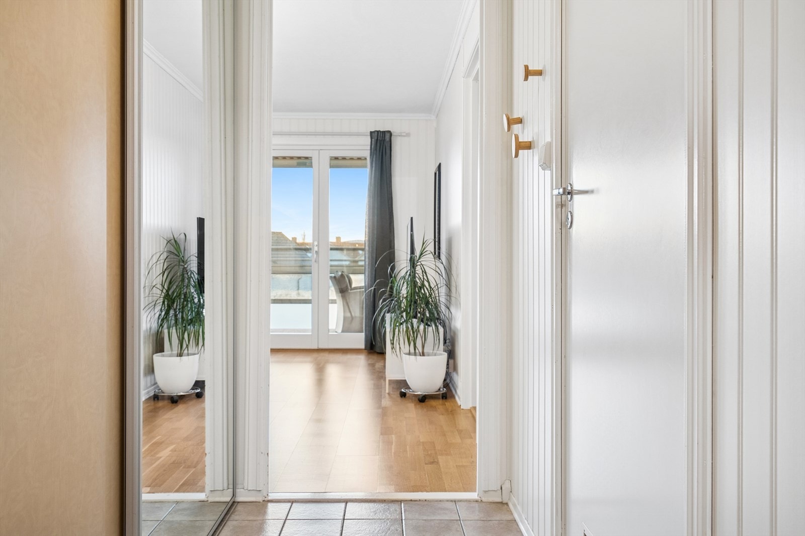 Fra entreen har du tilgang til badet og det er åpen løsning inn mot stuen Galleribilde