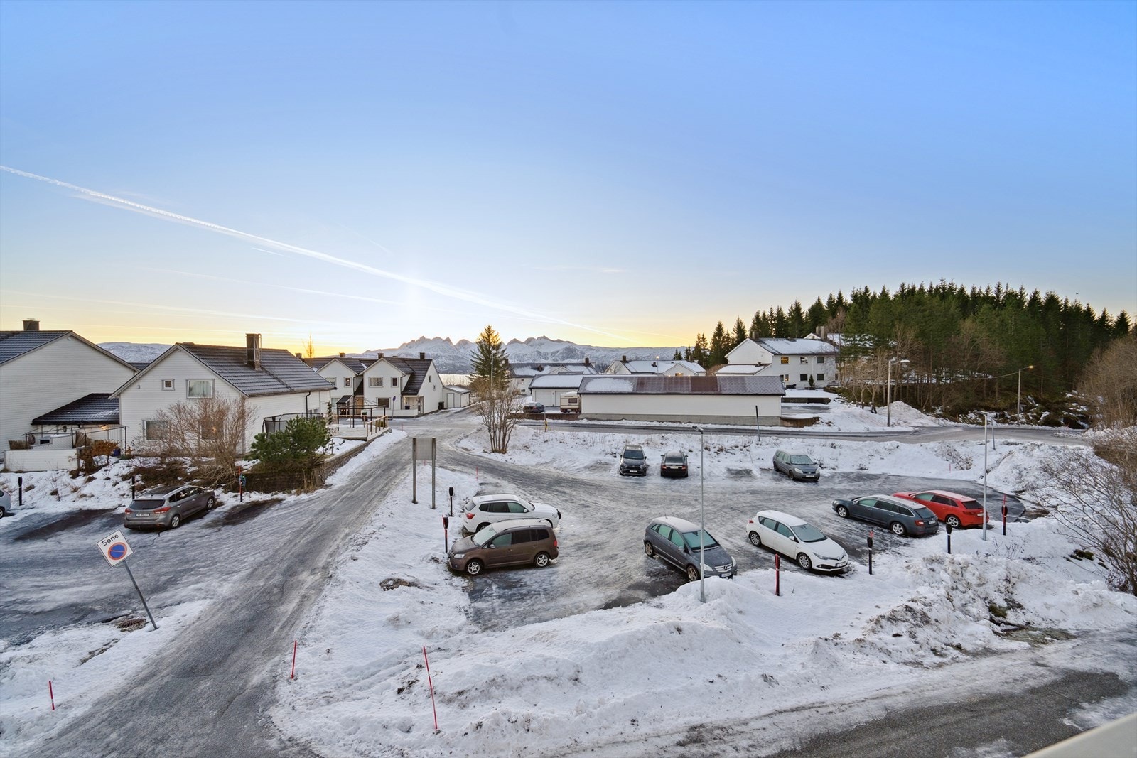 Utsikt fra balkongen over bl.a. Børvasstindan Galleribilde