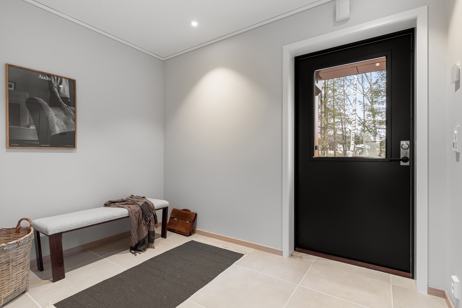 Romslig entré med flislagt gulv med varme. Bildene i annonsen er fra annen bolig i prosjektet. Det er avvik mellom bildene og boligen som selges. Galleribilde