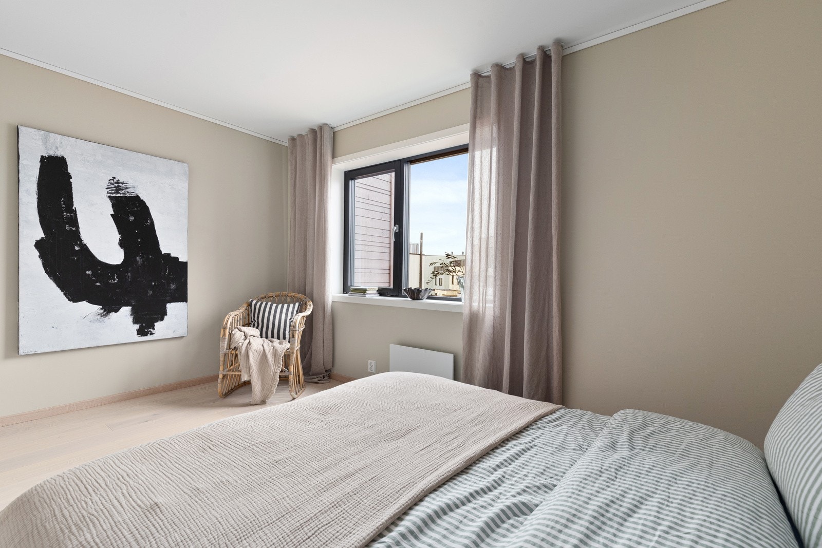 Det er videre plass til garderobeskap. Bildene i annonsen er fra annen bolig i prosjektet. Det er avvik mellom bildene og boligen som selges. Galleribilde