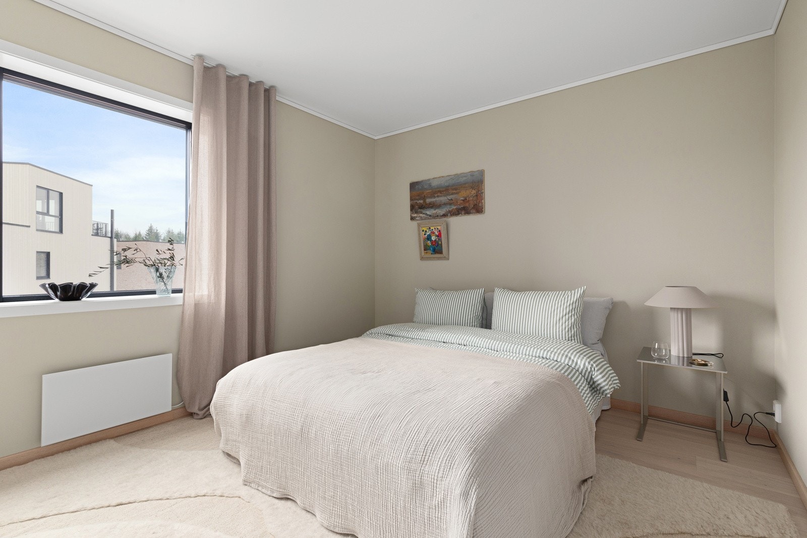 Hovedsoverommet er romslig med god plass til dobbeltseng med nattbord på hver side. Bildene i annonsen er fra annen bolig i prosjektet. Det er avvik mellom bildene og boligen som selges. Galleribilde