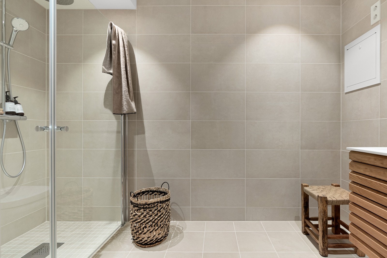 Meget familievennlig planløsning med to soverom og bad samlet på samme plan. Bildene i annonsen er fra annen bolig i prosjektet. Det er avvik mellom bildene og boligen som selges. Galleribilde