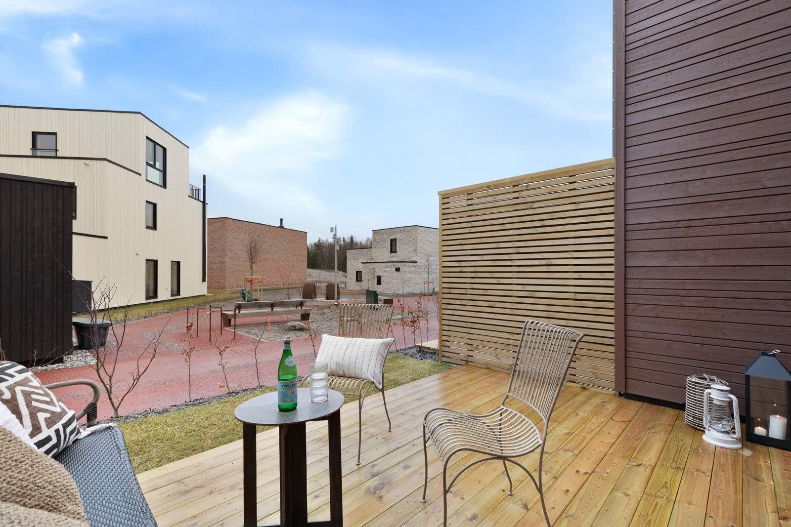 Markterrasse med god plass til utemøblement og grill. Bildene i annonsen er fra annen bolig i prosjektet. Det er avvik mellom bildene og boligen som selges. Galleribilde