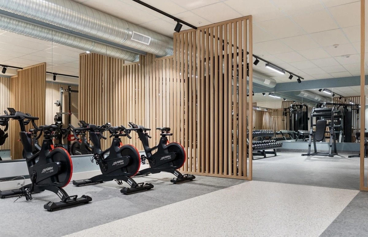 Ved garasjeanlegget finner du et stort, felles treningsrom med moderne utstyr - til fri bruk for beboerne på Dyst. Galleribilde