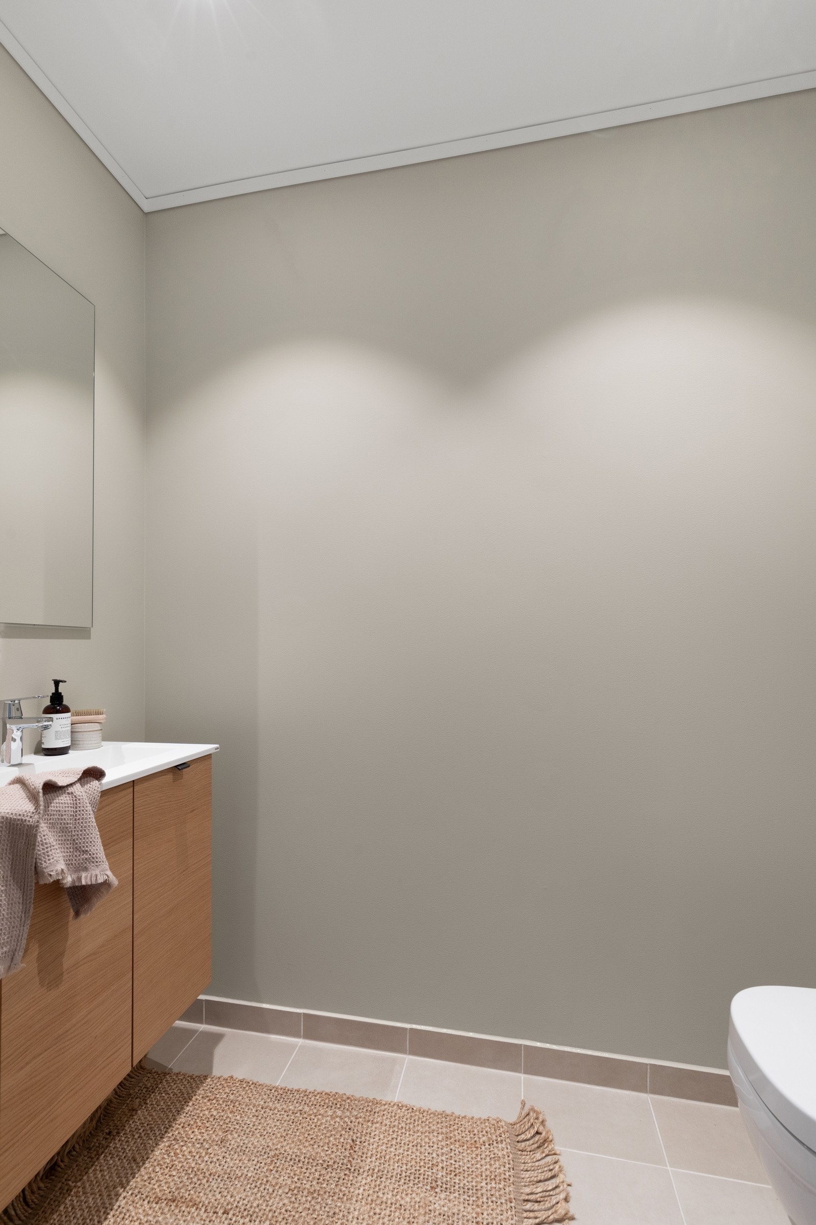 Adkomst til gjestetoalett. Bildene i annonsen er fra annen bolig i prosjektet. Det er avvik mellom bildene og boligen som selges. Galleribilde