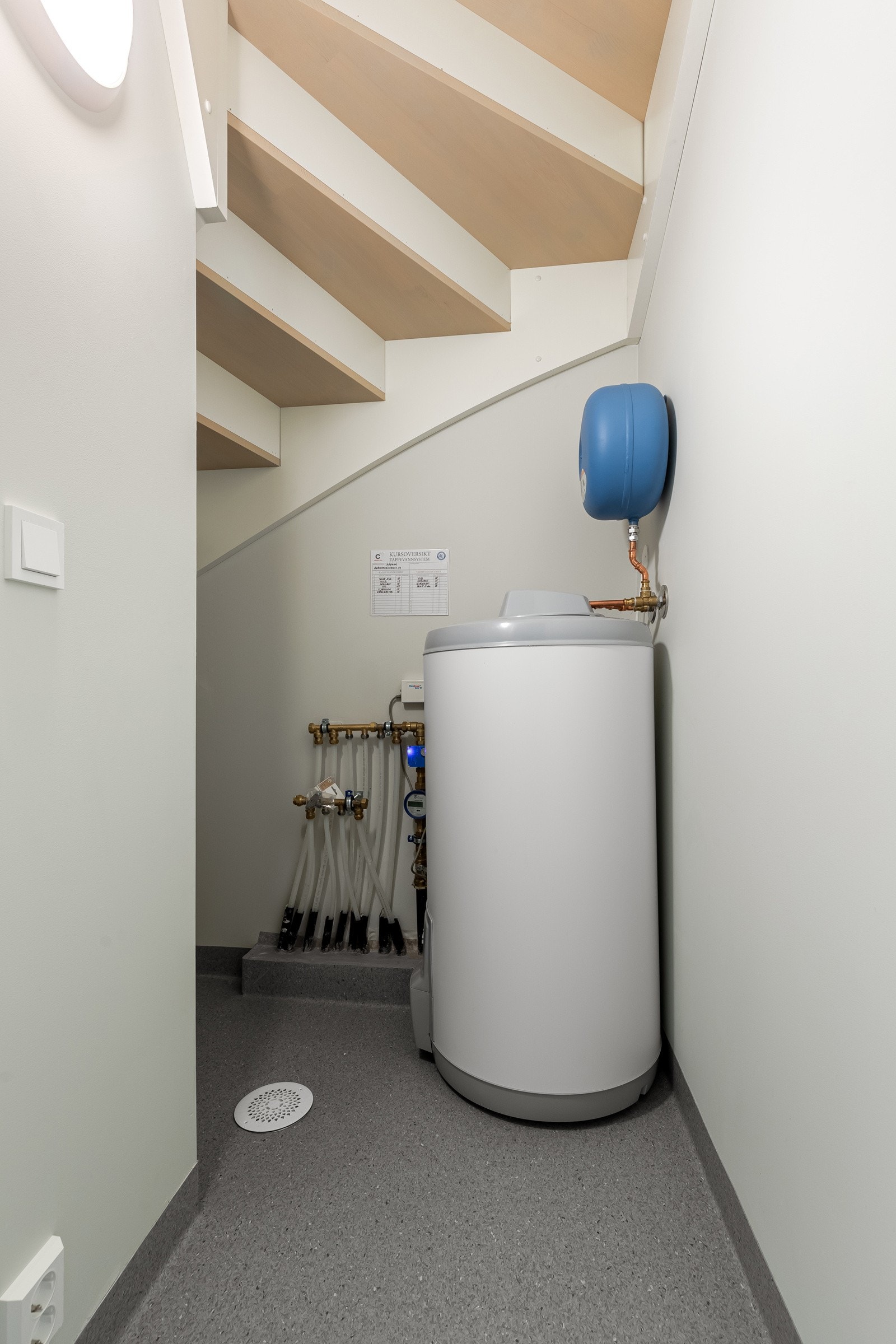 Praktisk innvendig bod under trappen. Bildene i annonsen er fra annen bolig i prosjektet. Det er avvik mellom bildene og boligen som selges. Galleribilde