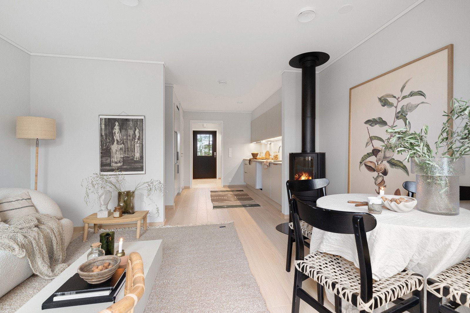 Flott vedovn i stuen som gir en god atmosfære i rommet. Bildene i annonsen er fra annen bolig i prosjektet. Det er avvik mellom bildene og boligen som selges. Galleribilde