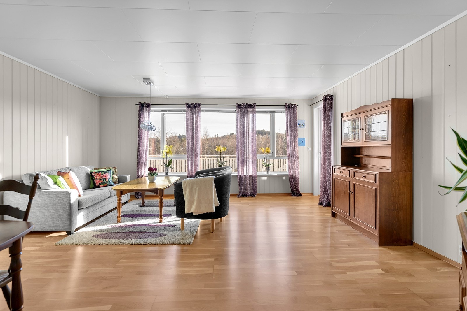 Store vindusflater i stue slipper inn godt med naturlig lys. Galleribilde