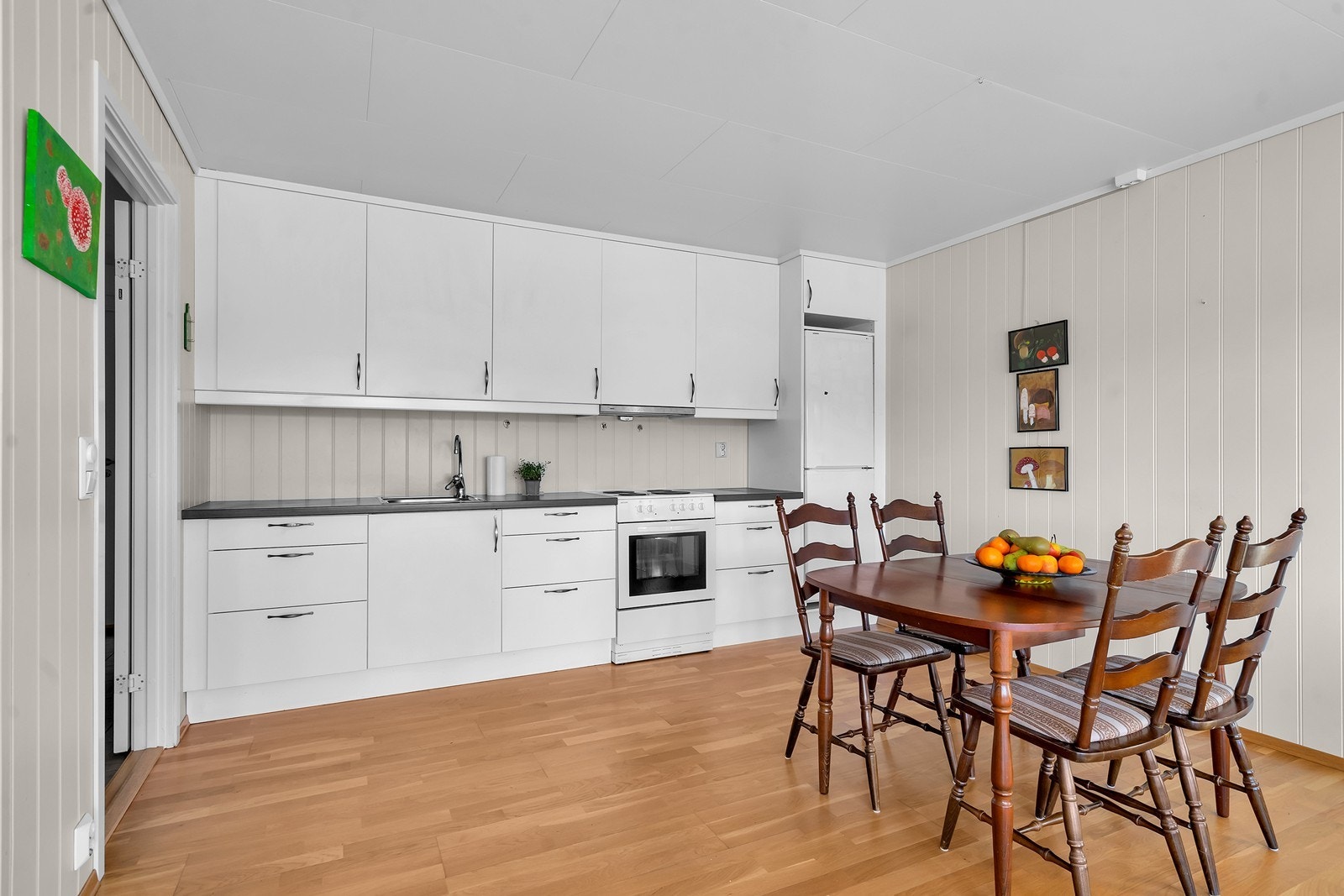 Lyst og pent kjøkken med mye skapplass. Galleribilde