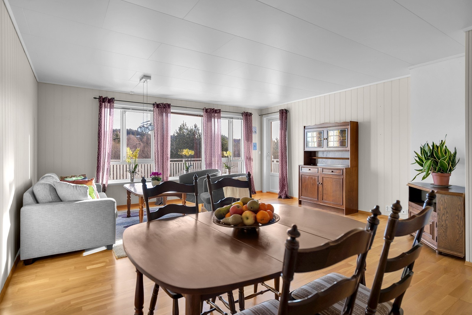 Det er mulig å sette inn vedovn i stuen. Galleribilde