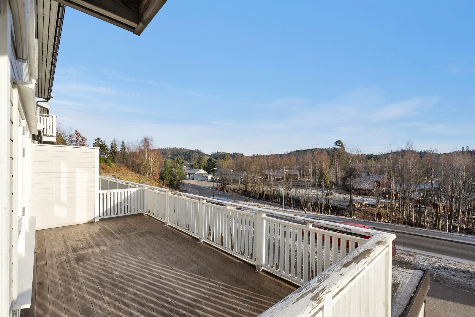 Stor terrasse med utgang fra stue. Her kan du nyte varme sommerdager! Galleribilde