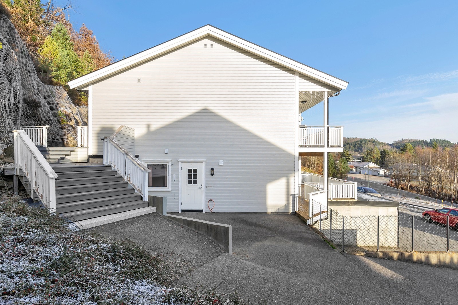 Leiligheten er beliggende i 1. etasje og har enkel adkomst. Galleribilde