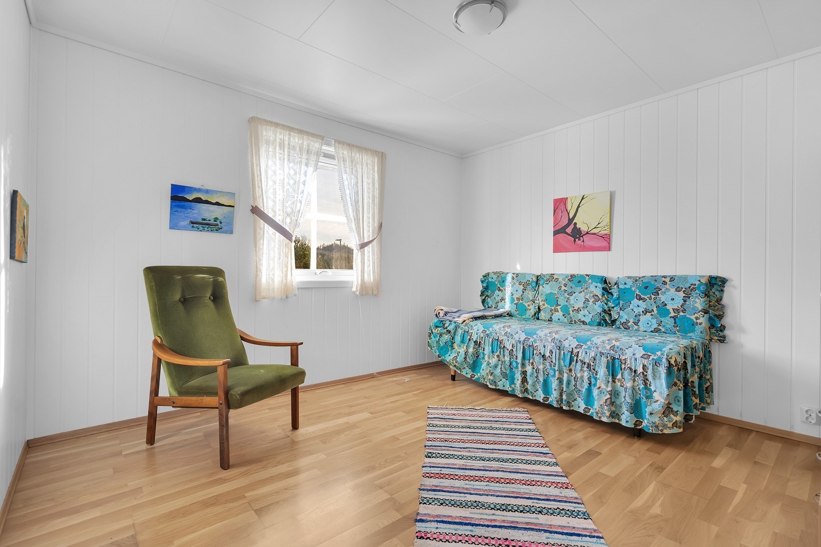 Soverom av god størrelse. Her er det plass til seng og annet ønskelig møblement. Galleribilde