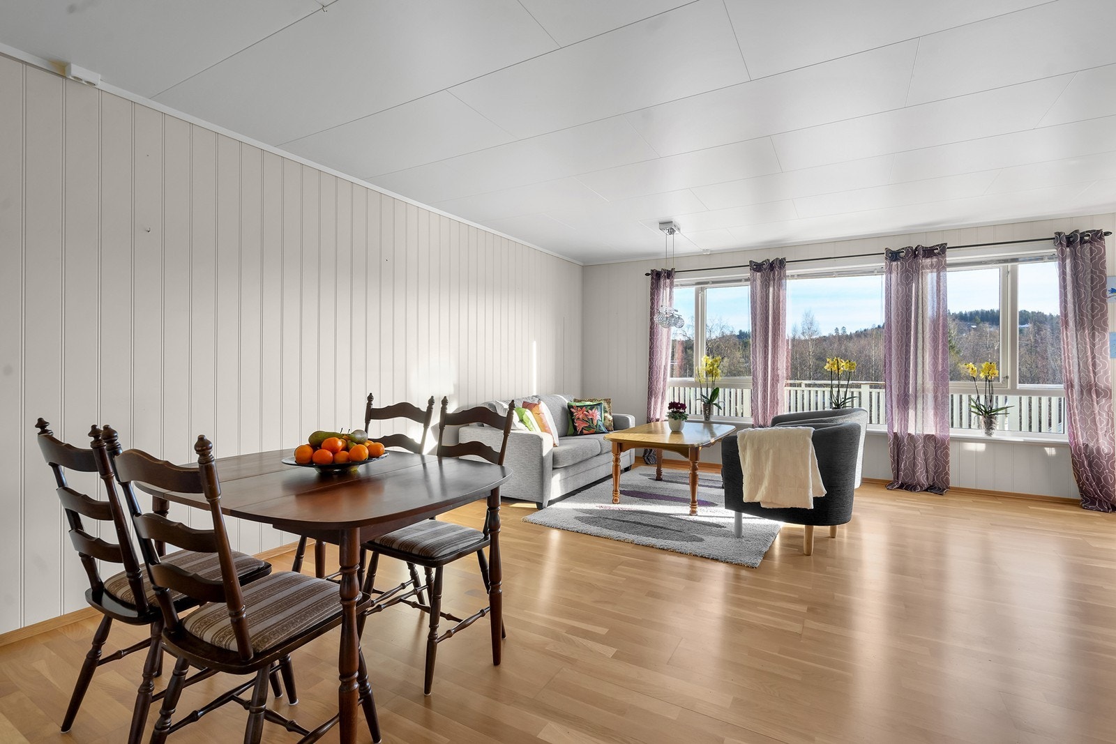 Her er god plass til både sofakrok og spisebord. Galleribilde