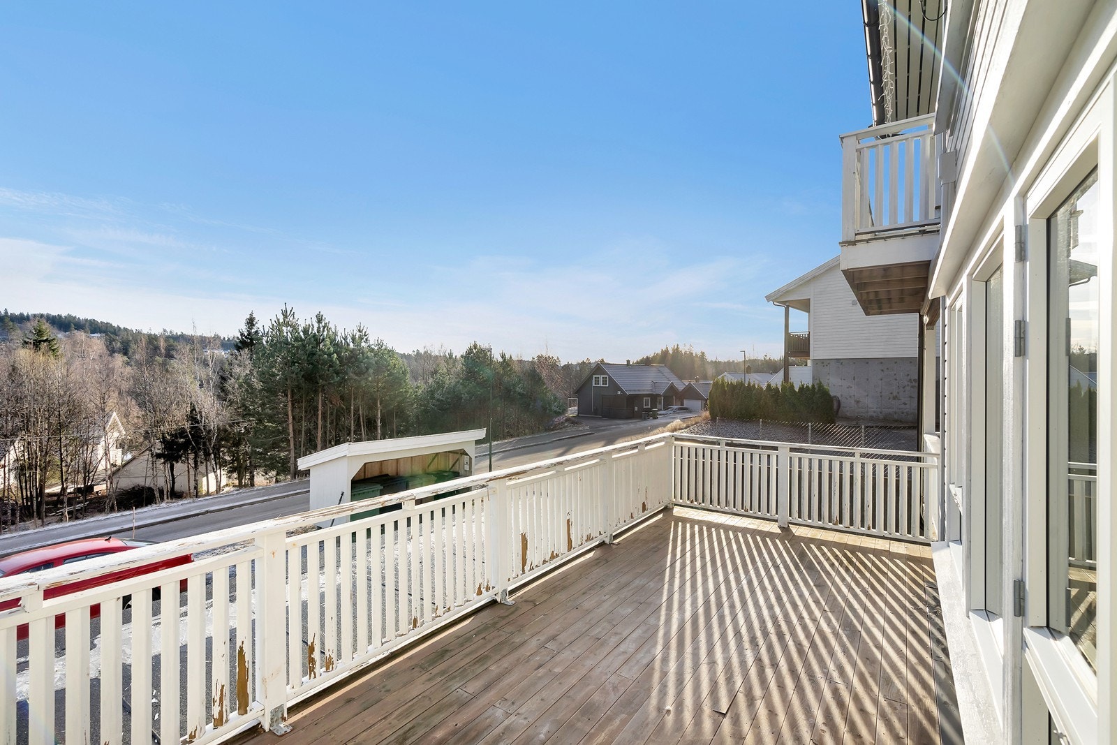 Terrassen har god plass til utemøblement. Galleribilde