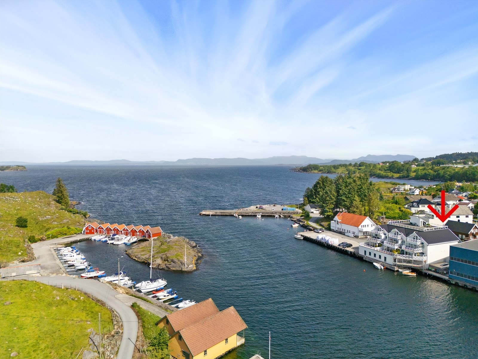 Idyllisk beliggenhet på Steinnesvåg i sjøkanten - Leilighet i 3. etasje med balkong. Felles takterrasse. Heis. Galleribilde