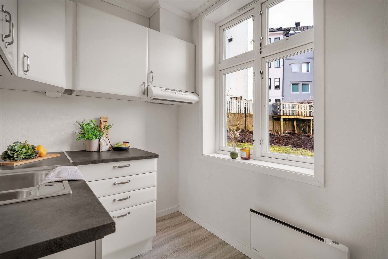 Kjøkkenet har mekanisk avtrekk i egen kanal gjennom yttervegg. Galleribilde