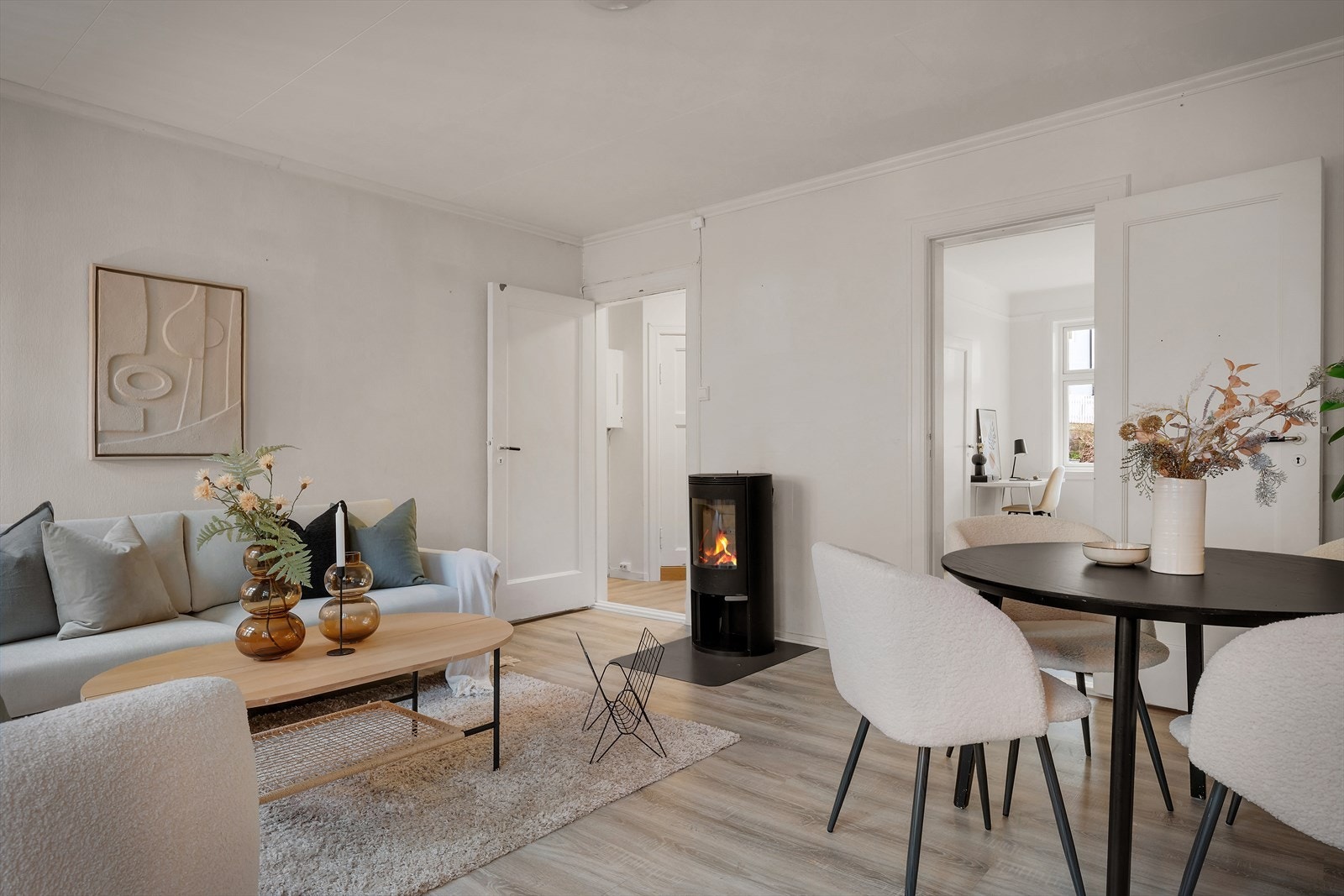 Attraktiv planløsning med plass til både sofa- og spisegruppe. Galleribilde