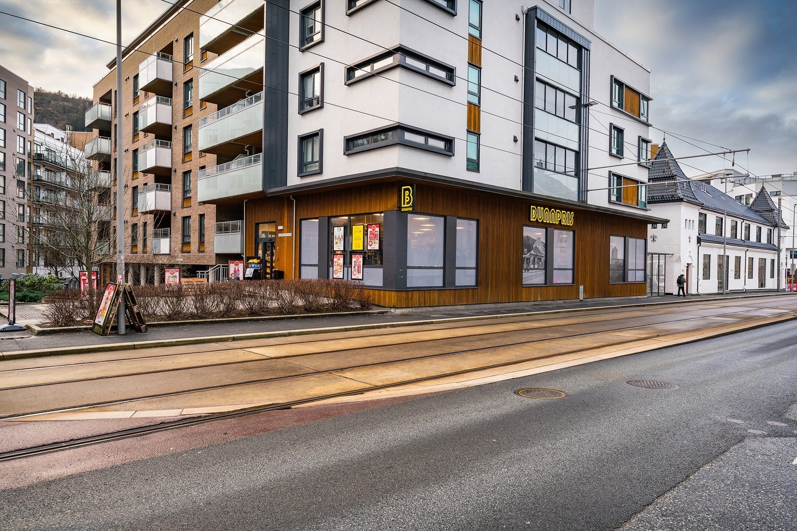 Fra boligen har du få minutters gange til HVL, større arbeidsplasser, bybane, dagligvare og servicetilbud. Galleribilde