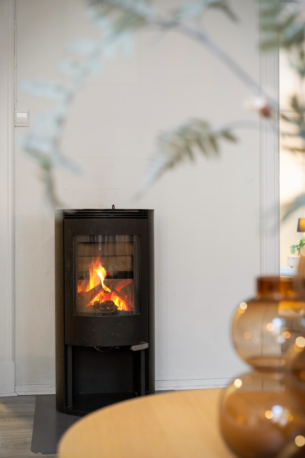 Boligen kombinerer vedovn, gode romløsninger og en behagelig atmosfære. Galleribilde