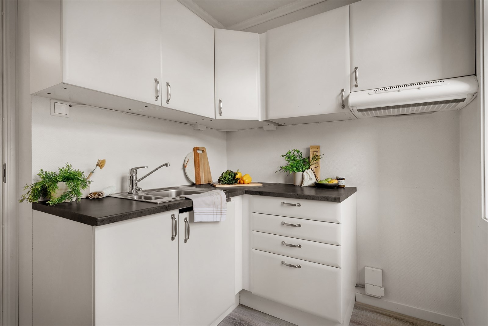 Praktisk kjøkken med folierte fronter, laminert benkeplate og integrerte hvitevarer. Galleribilde