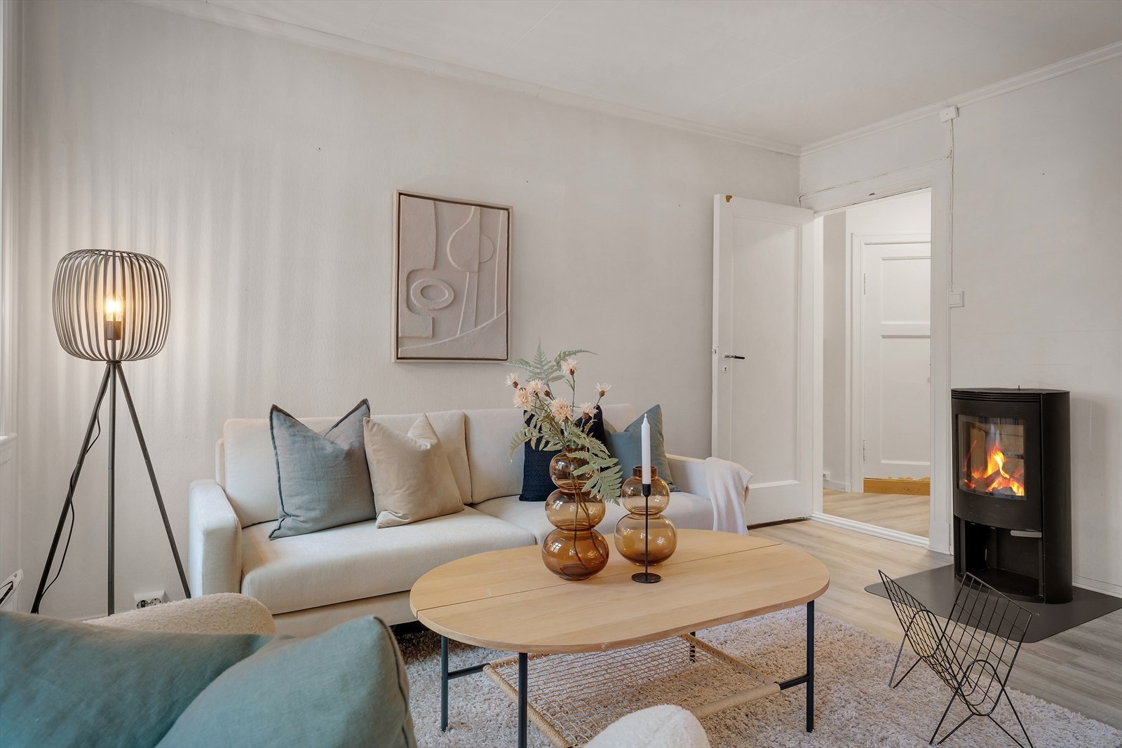 Lys stue med vedovn som gir god varme og en behagelig stemning i høst- og vintermånedene. Galleribilde