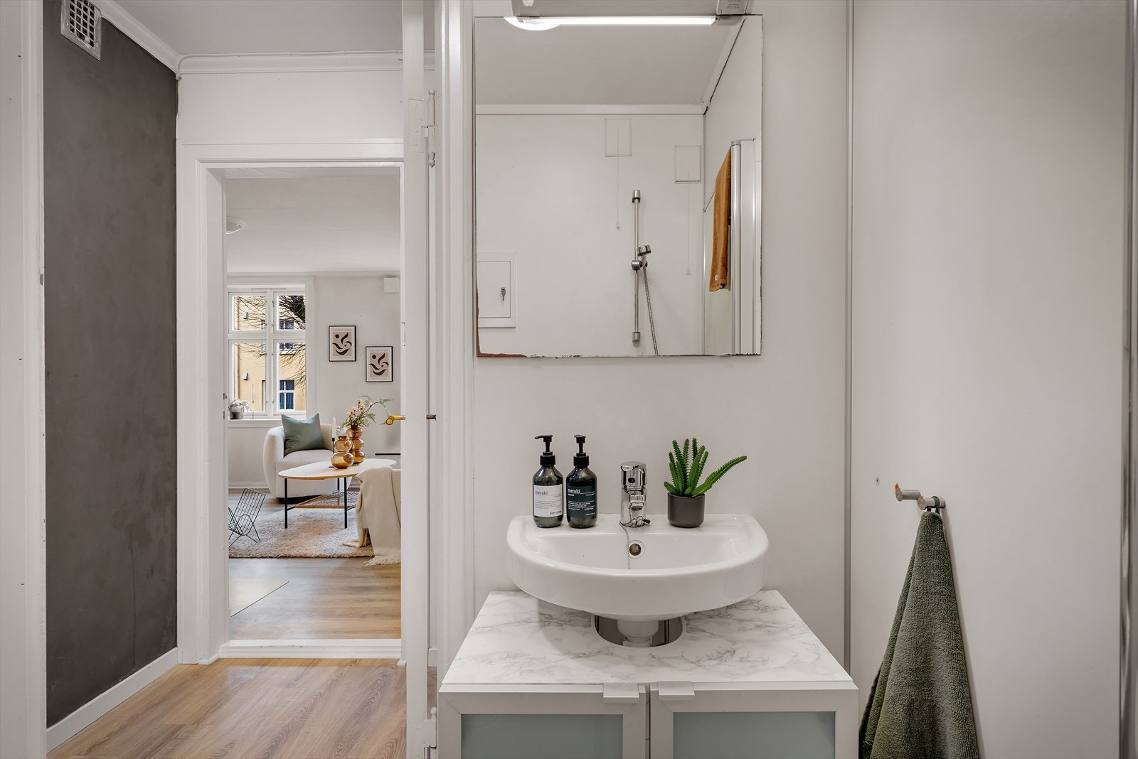 Bad med flislagt gulv, våtromsplater og glassvegger i dusjsonen. Galleribilde