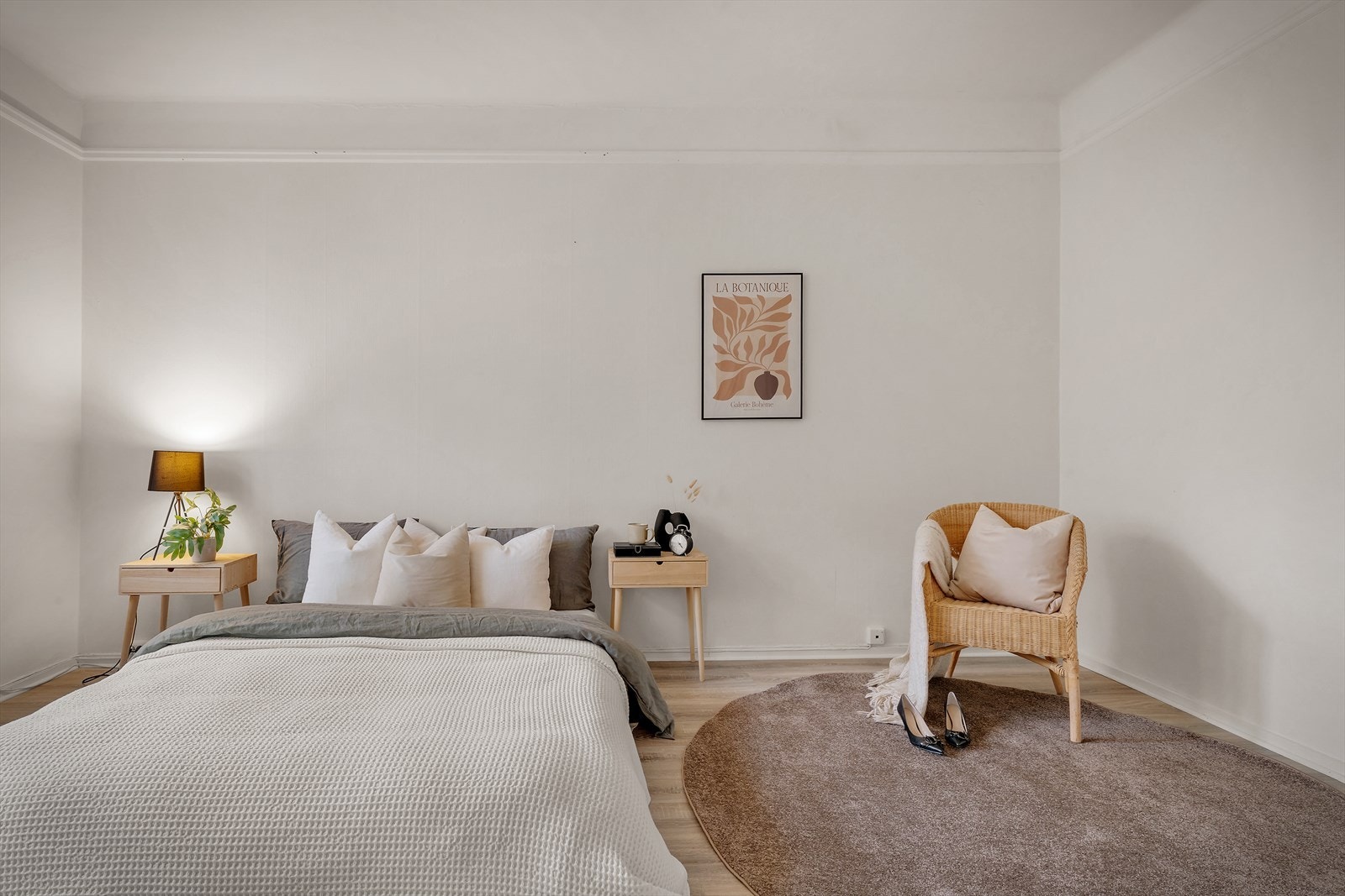 Romslig soverom på ca. 16,4 m² med god plass til dobbeltseng og garderobeskap. Galleribilde